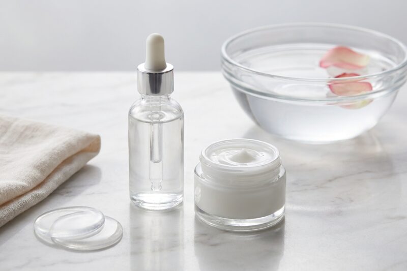 Glass skin – jak uzyskać efekt gładkiej i promiennej skóry bez przeciążenia pielęgnacji?