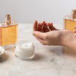 Jak sprawić, żeby perfumy utrzymywały się dłużej na skórze?