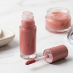 Lip tint – jak używać farbki do ust, żeby kolor wyglądał równo?